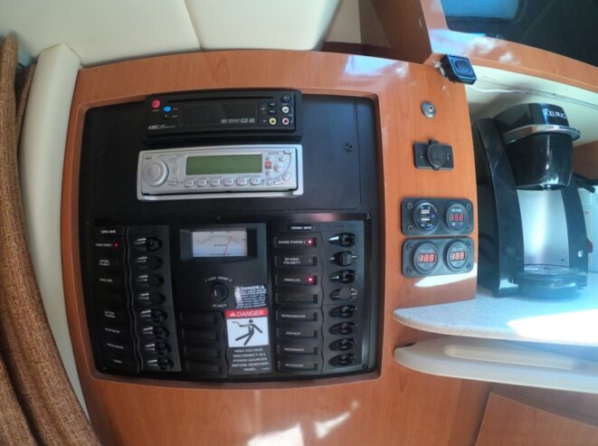 2007 26′ Maxum 2600 Express Cruiser w Bow Thruster, Trailer