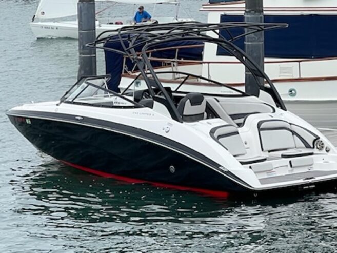 2017 24′ 242 LIMITED SE Sport Boat w Trailer