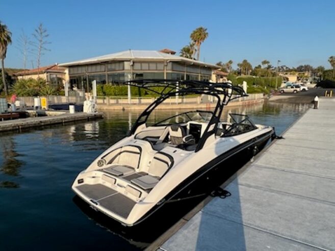 2017 24′ 242 LIMITED SE Sport Boat w Trailer