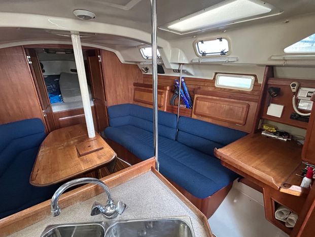 1993 33′ HUNTER LEGEND 35.5