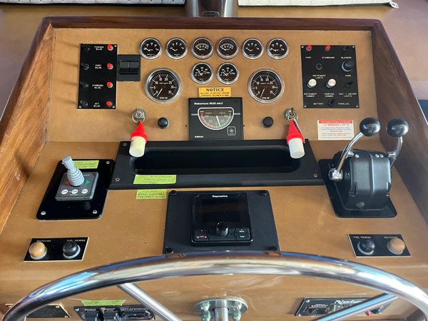 1986 70′ Hatteras 70 Cockpit Motor