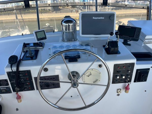 1986 70′ Hatteras 70 Cockpit Motor