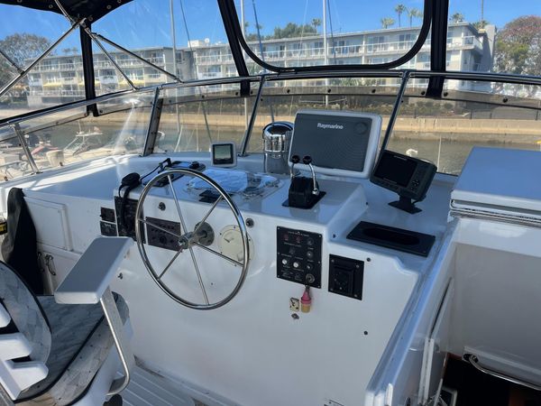 1986 70′ Hatteras 70 Cockpit Motor