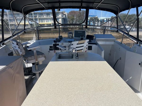 1986 70′ Hatteras 70 Cockpit Motor