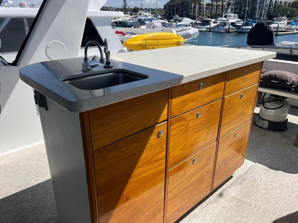 1986 70′ Hatteras 70 Cockpit Motor