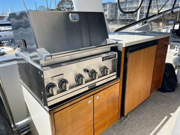 1986 70′ Hatteras 70 Cockpit Motor