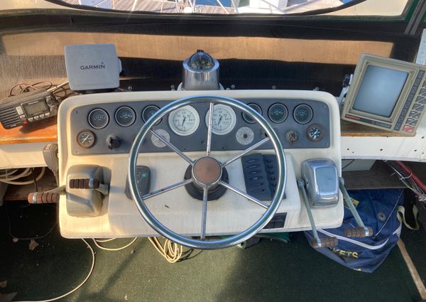 1979 31′ Silverton 31 Convertible