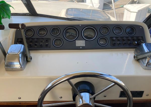 1979 31′ Silverton 31 Convertible