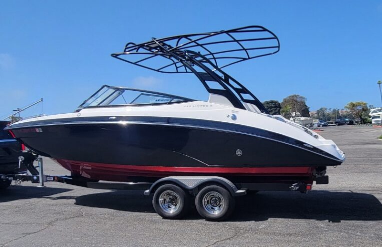 2017 24′ 242 LIMITED SE Sport Boat w Trailer