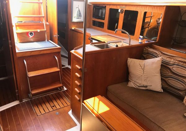 1987 37′ Hunter 37.5