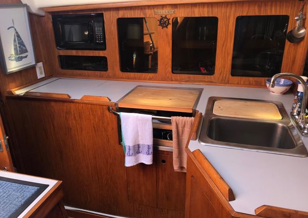 1987 37′ Hunter 37.5