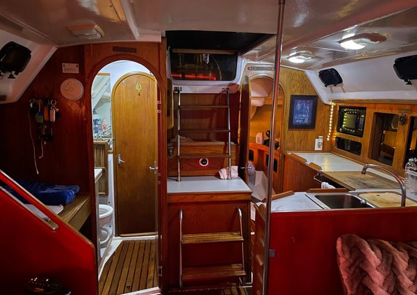 1987 37′ Hunter 37.5