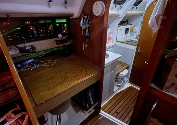 1987 37′ Hunter 37.5