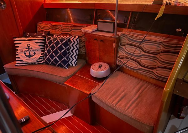 1987 37′ Hunter 37.5