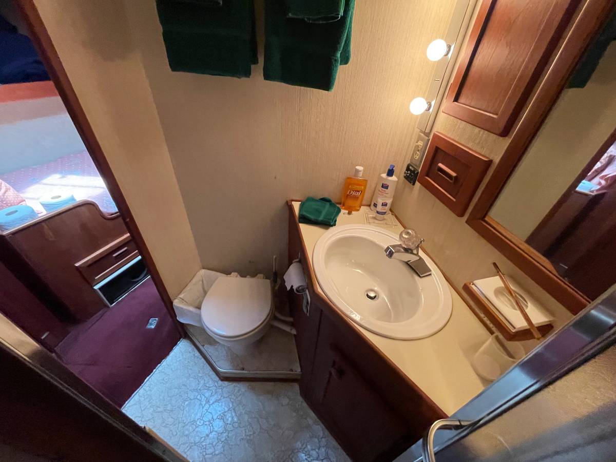 1982 42′ Uniflite Aft cabin