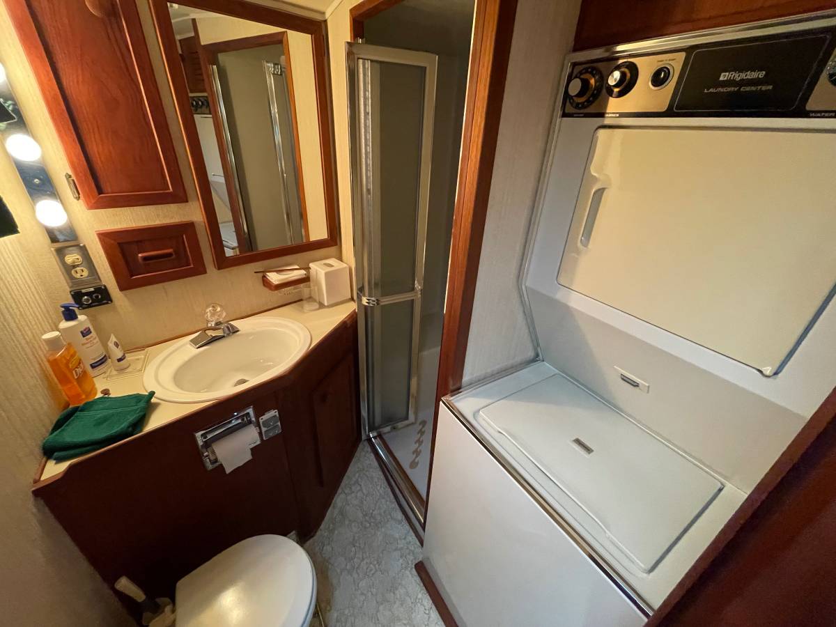 1982 42′ Uniflite Aft cabin