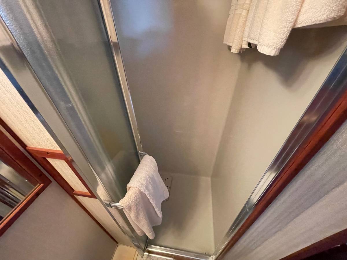 1982 42′ Uniflite Aft cabin