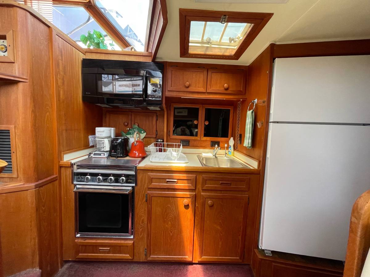 1982 42′ Uniflite Aft cabin