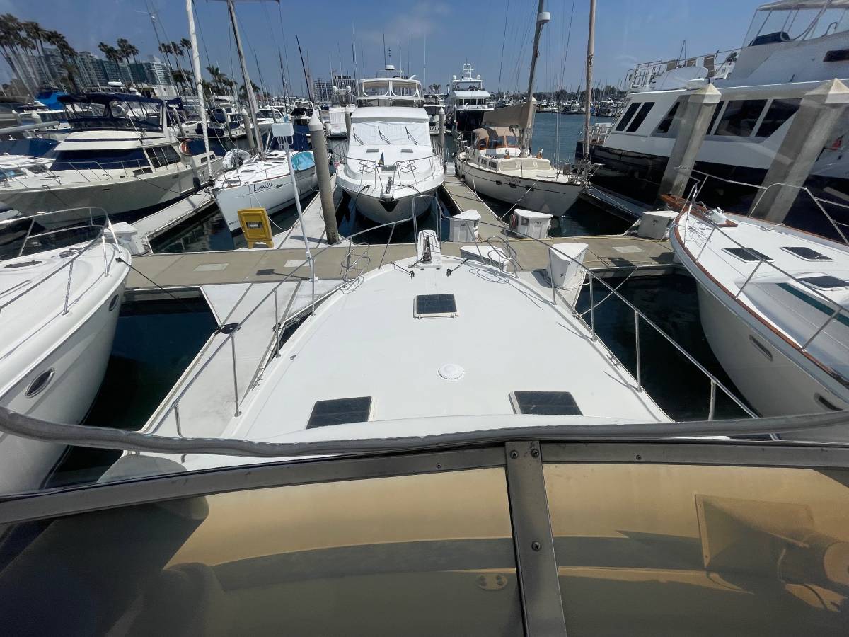 1982 42′ Uniflite Aft cabin