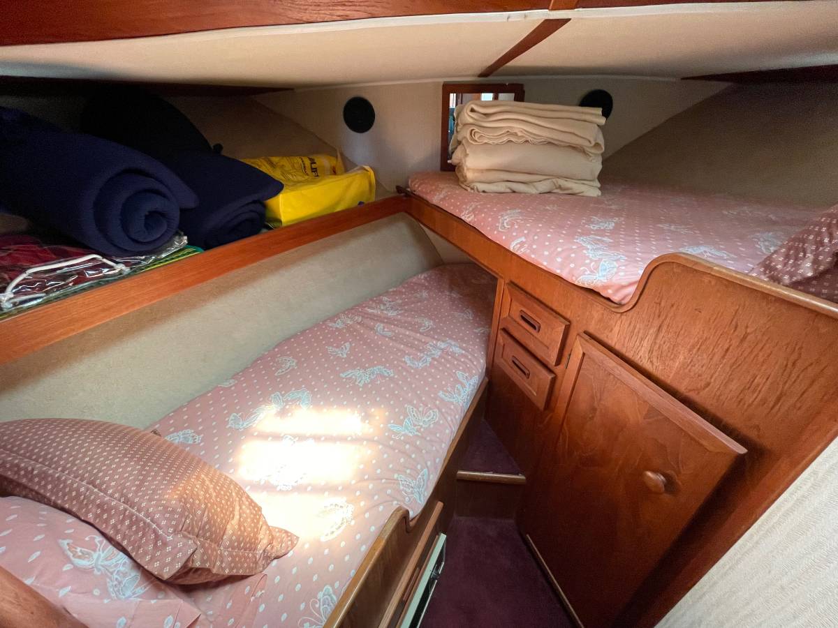 1982 42′ Uniflite Aft cabin