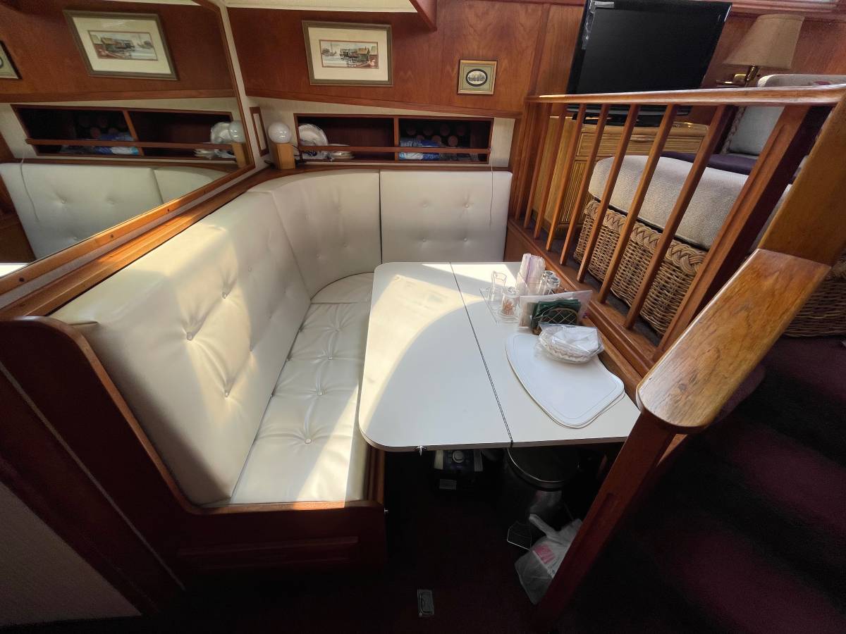 1982 42′ Uniflite Aft cabin