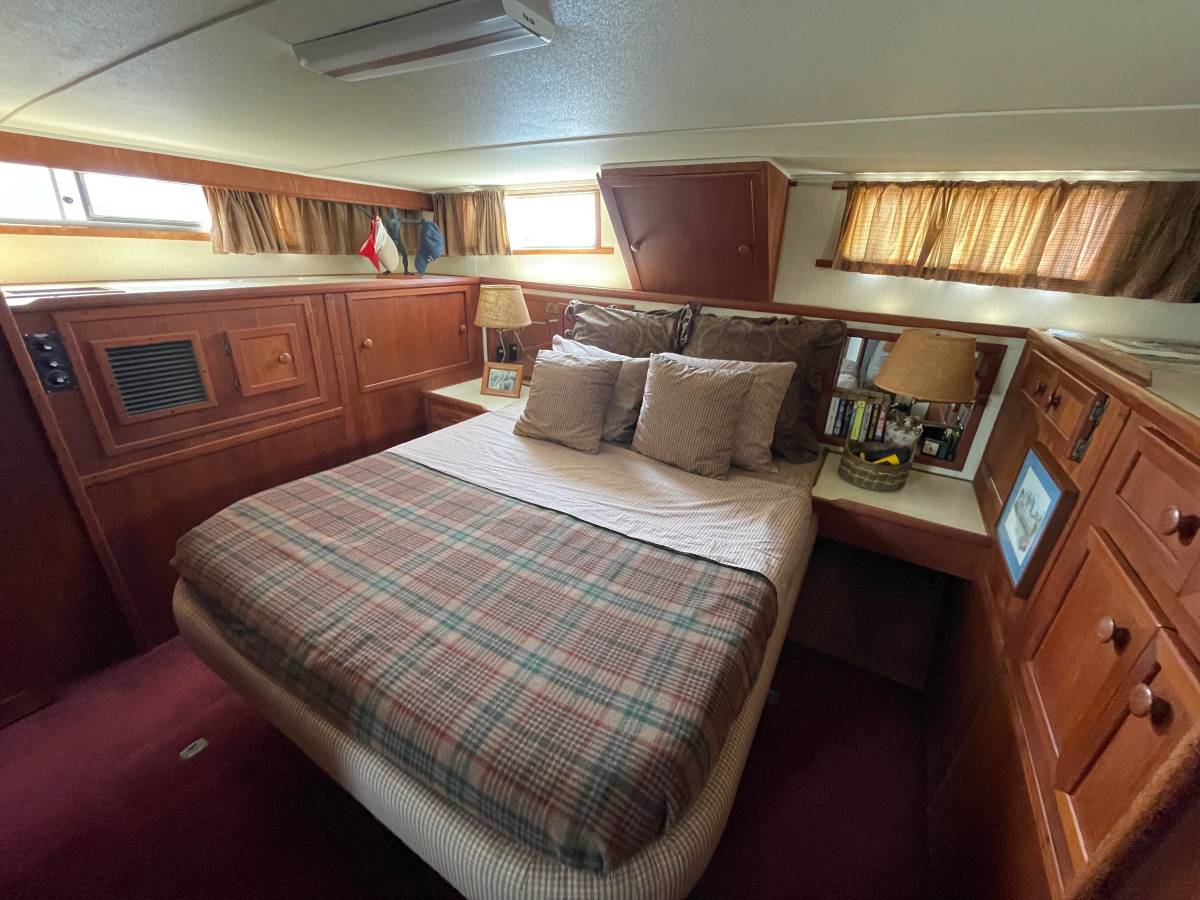 1982 42′ Uniflite Aft cabin