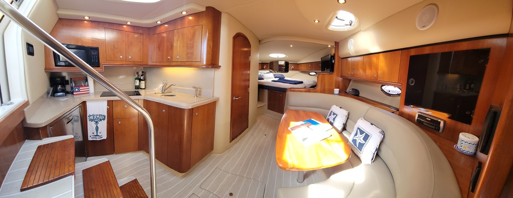 2005 34′ Cruisers Yachts 3470 Express “Grand Cru”