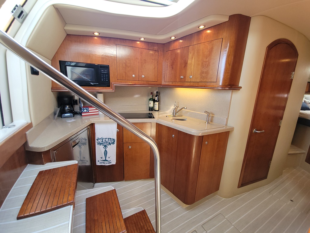 2005 34′ Cruisers Yachts 3470 Express “Grand Cru”