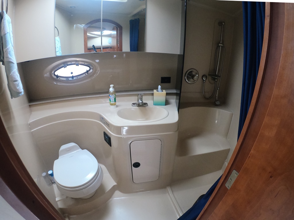 2005 34′ Cruisers Yachts 3470 Express “Grand Cru”