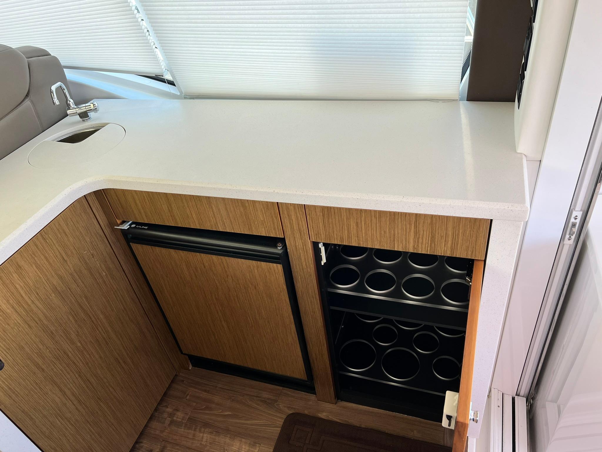 2015 41′ Cruisers Yachts 41 Cantius