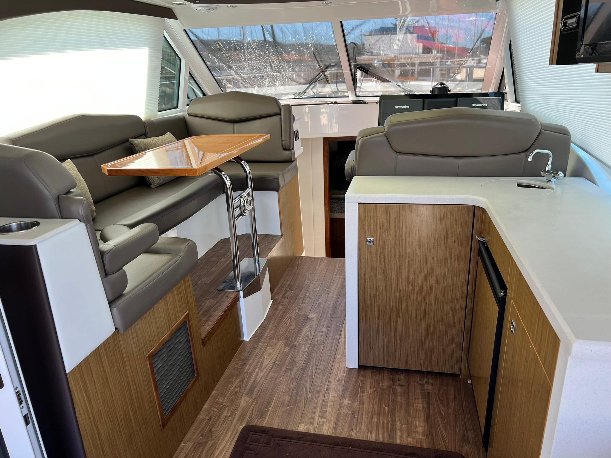 2015 41′ Cruisers Yachts 41 Cantius