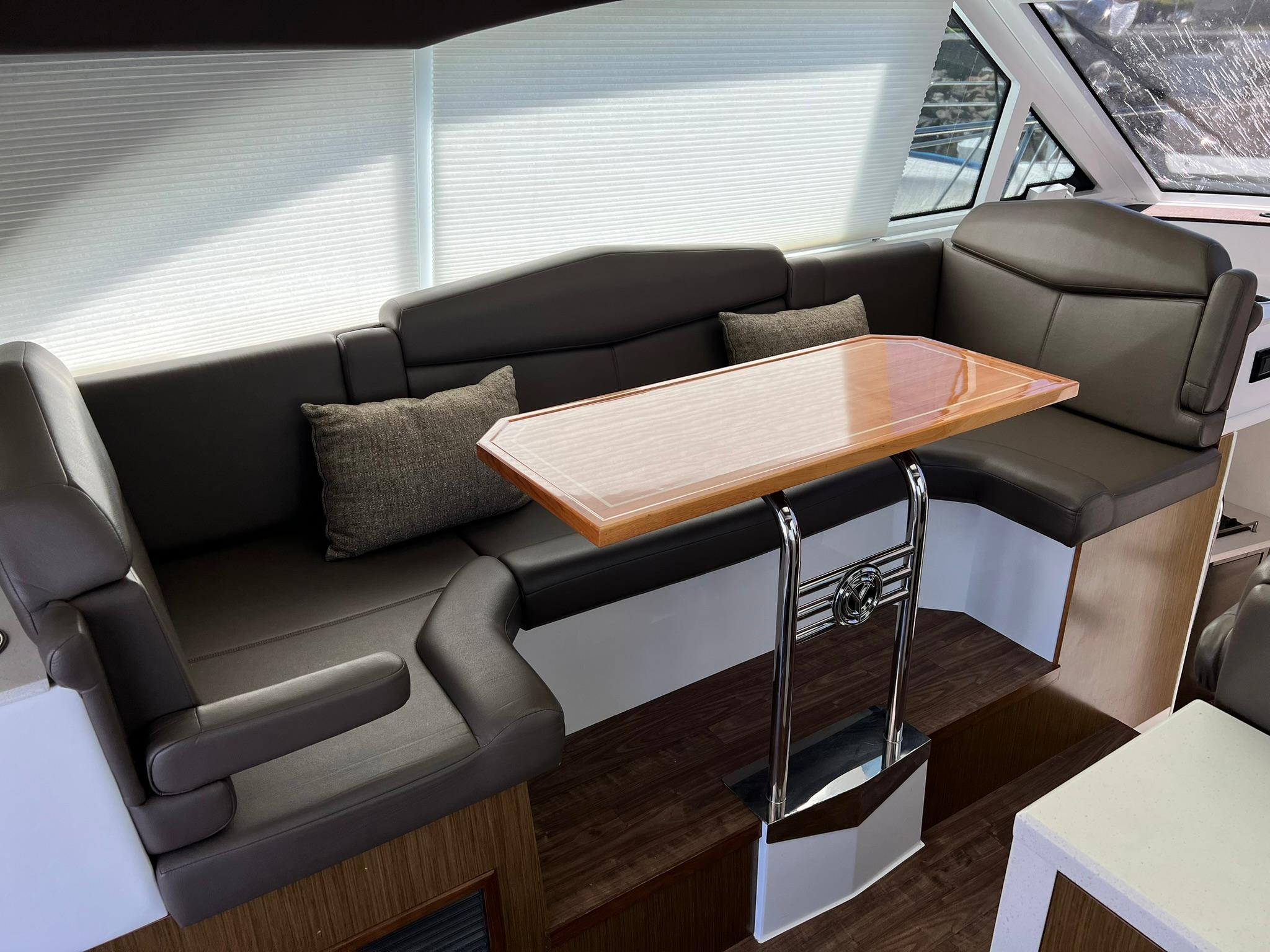 2015 41′ Cruisers Yachts 41 Cantius