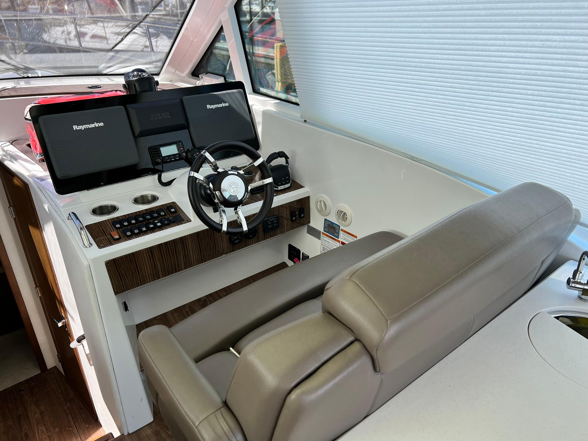 2015 41′ Cruisers Yachts 41 Cantius