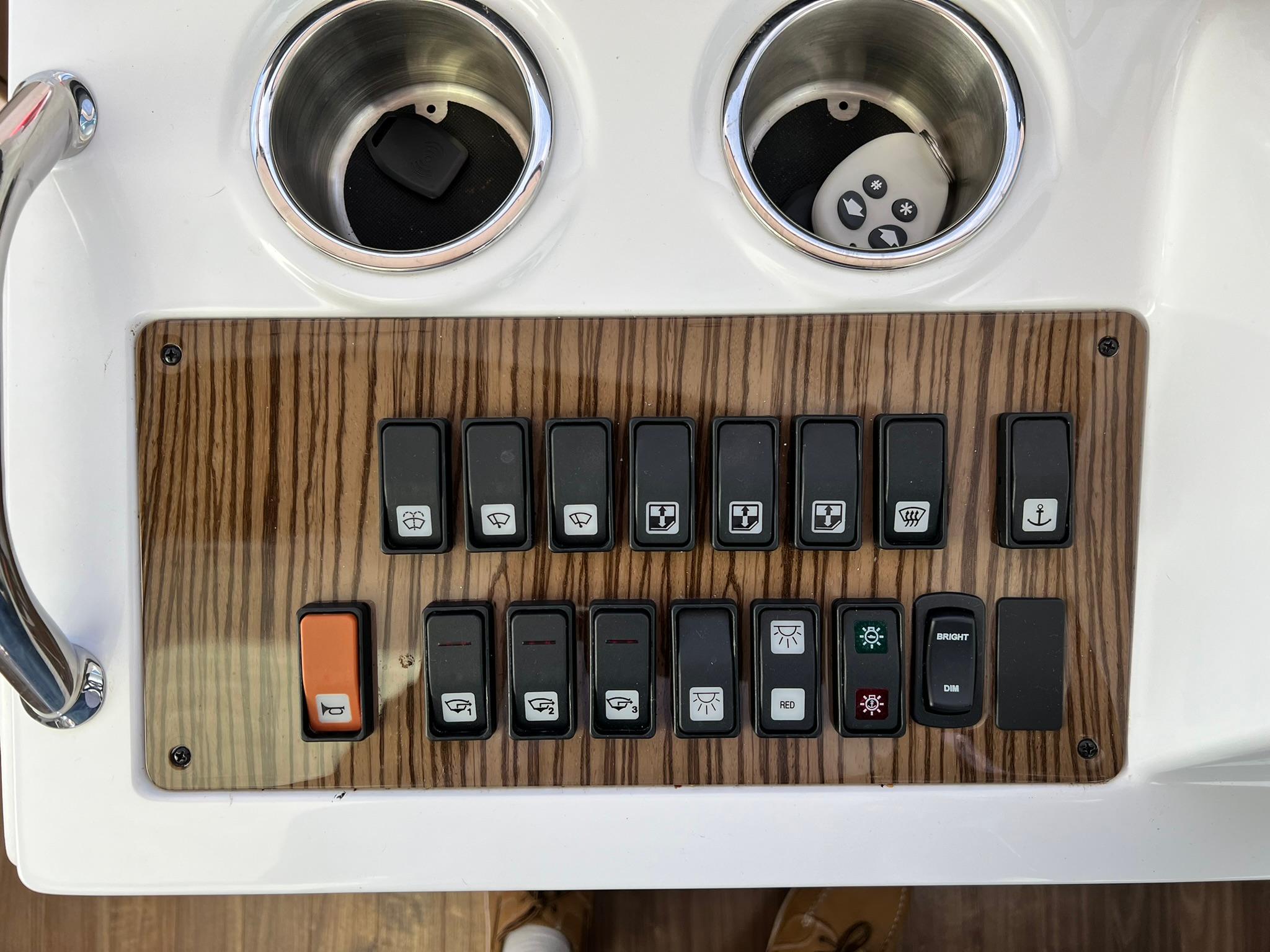 2015 41′ Cruisers Yachts 41 Cantius