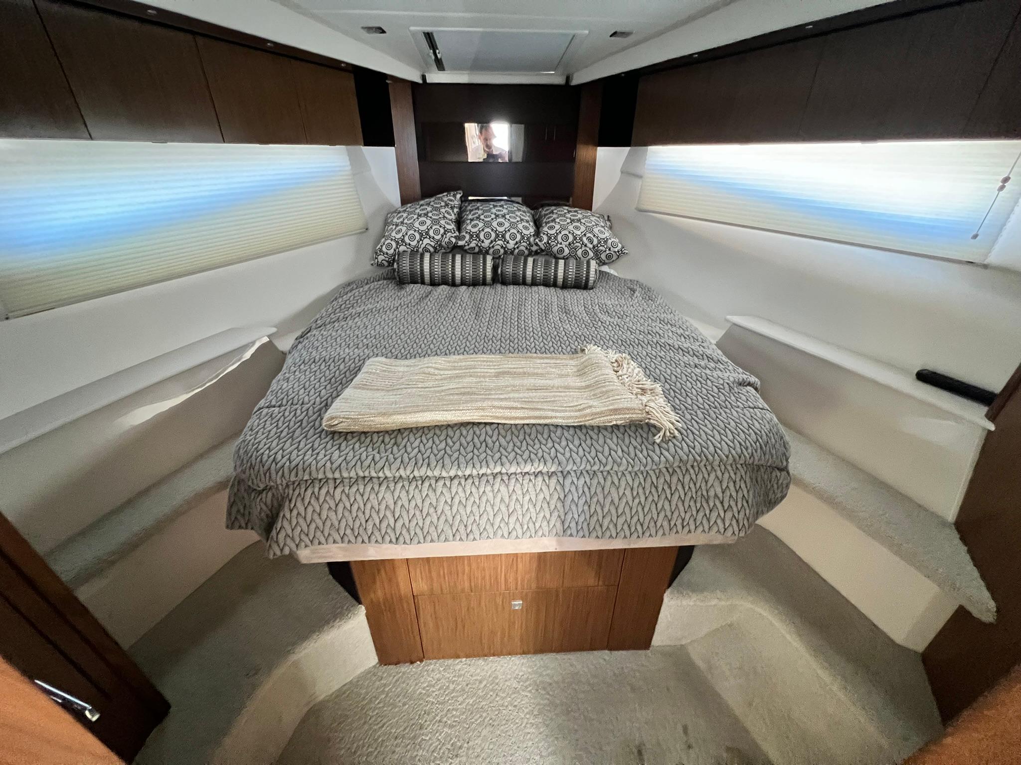 2015 41′ Cruisers Yachts 41 Cantius
