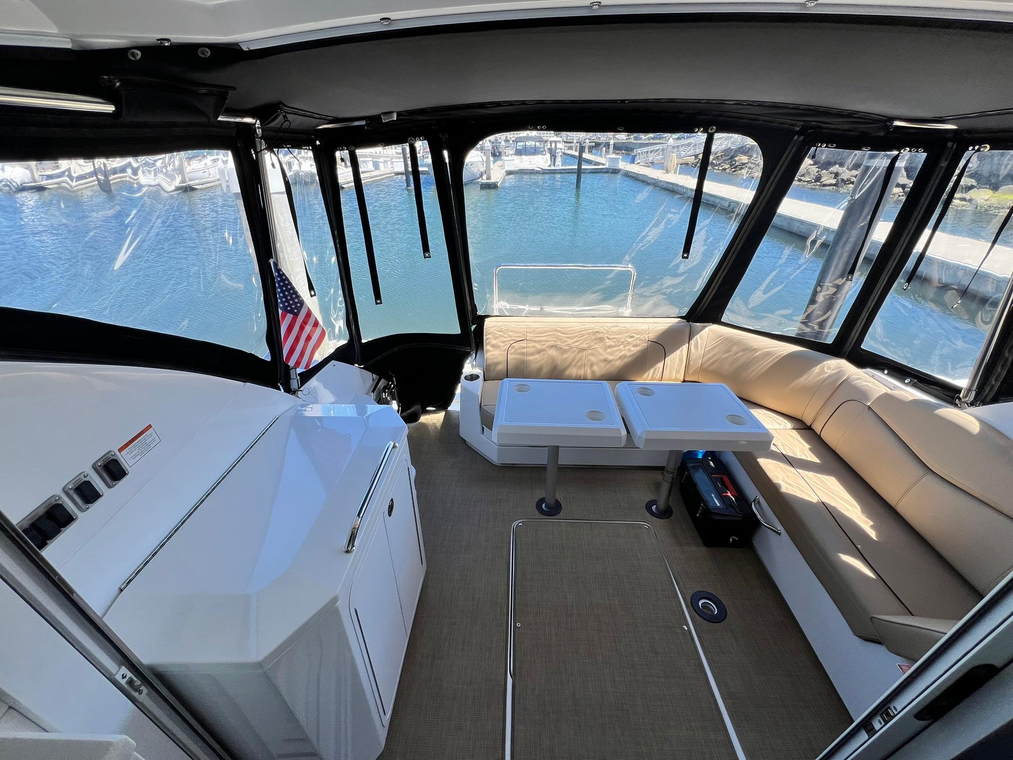 2015 41′ Cruisers Yachts 41 Cantius