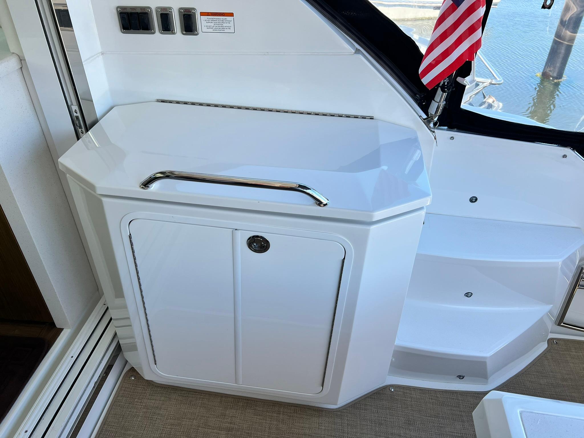 2015 41′ Cruisers Yachts 41 Cantius