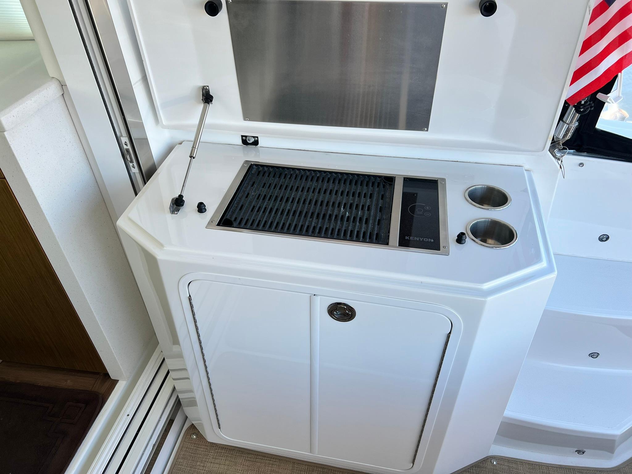 2015 41′ Cruisers Yachts 41 Cantius