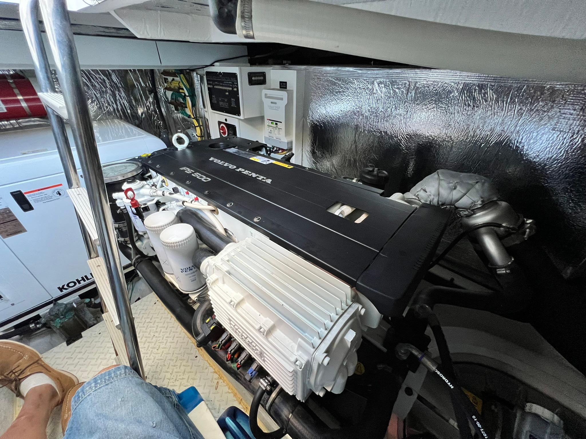 2015 41′ Cruisers Yachts 41 Cantius
