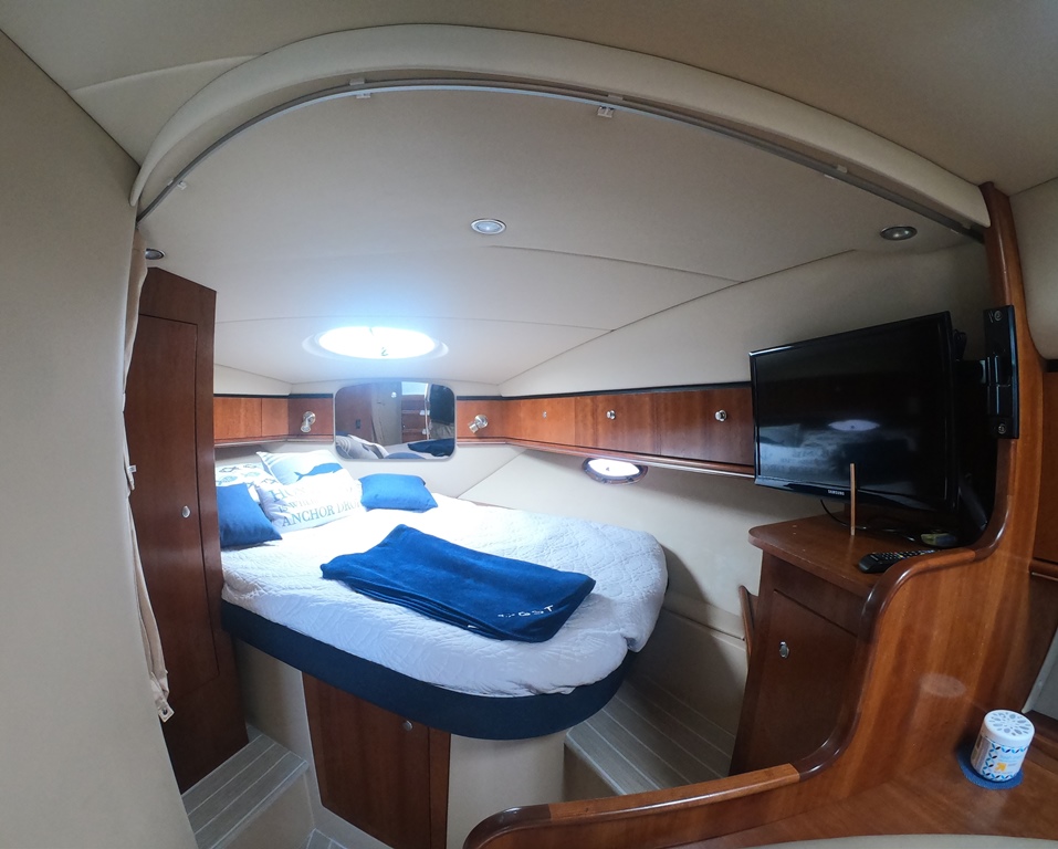 2005 34′ Cruisers Yachts 3470 Express “Grand Cru”