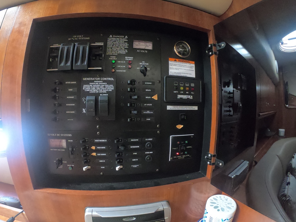 2005 34′ Cruisers Yachts 3470 Express “Grand Cru”