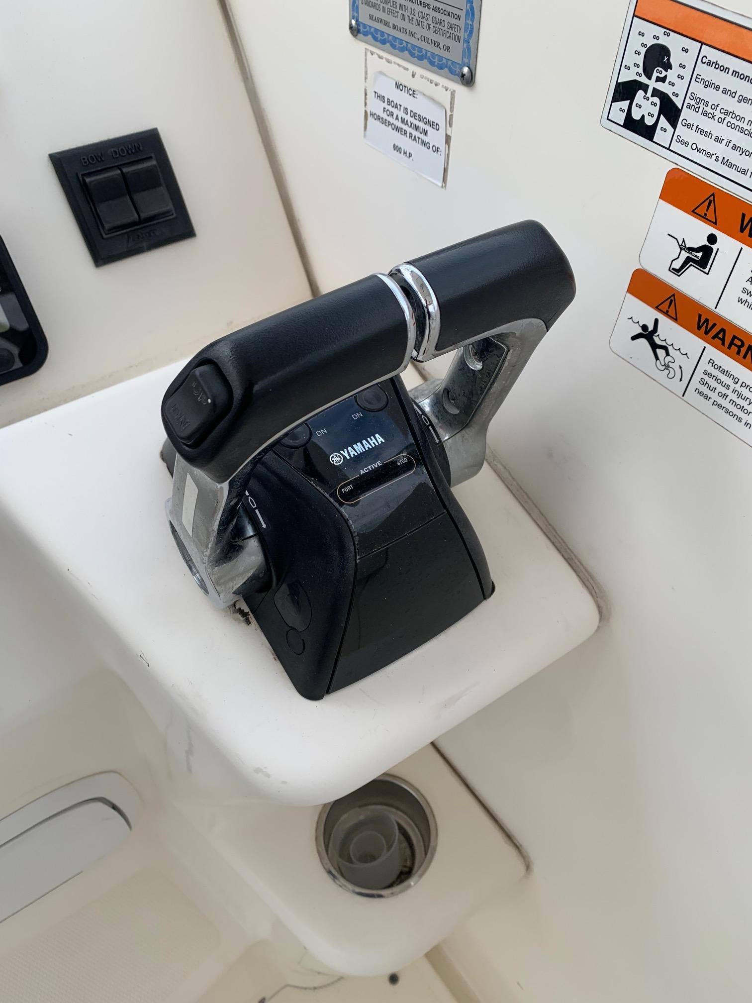 2009 30′ Seaswirl Striper 2901 Walkaround O/B