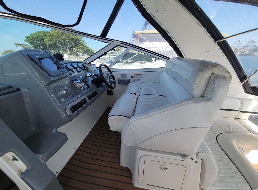 2005 34′ Cruisers Yachts 3470 Express “Grand Cru”