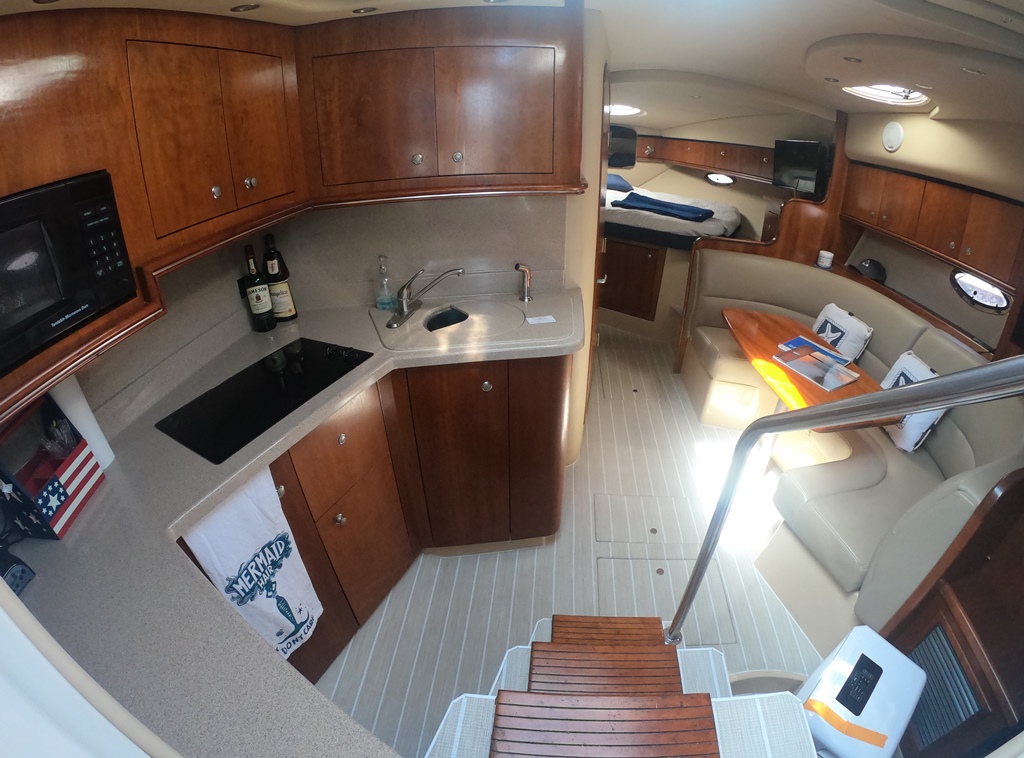 2005 34′ Cruisers Yachts 3470 Express “Grand Cru”