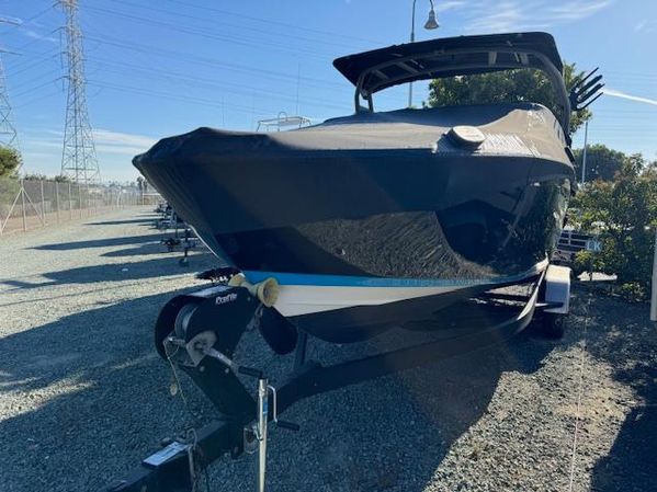 2001 25′ Yamaha Boats 252 SE