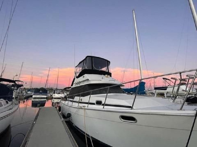 1991 32′ Bayliner 3288 Motoryacht
