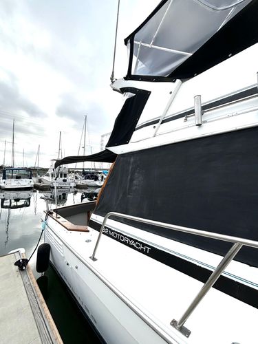 1991 32′ Bayliner 3288 Motoryacht