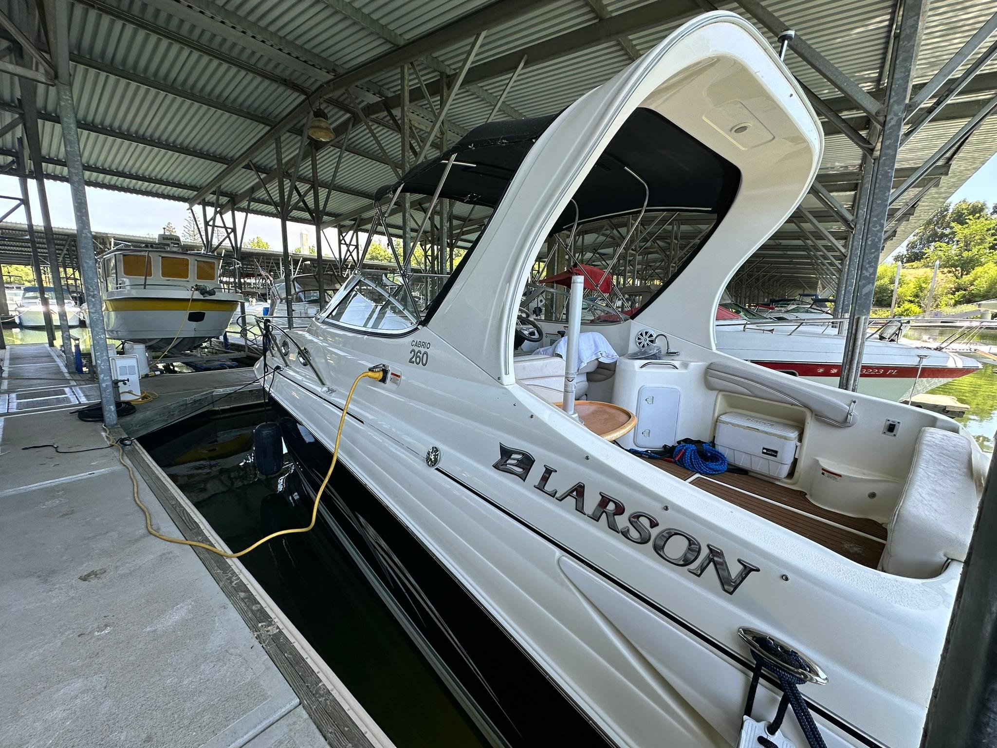 2008 26′ Larson Cabrio 260
