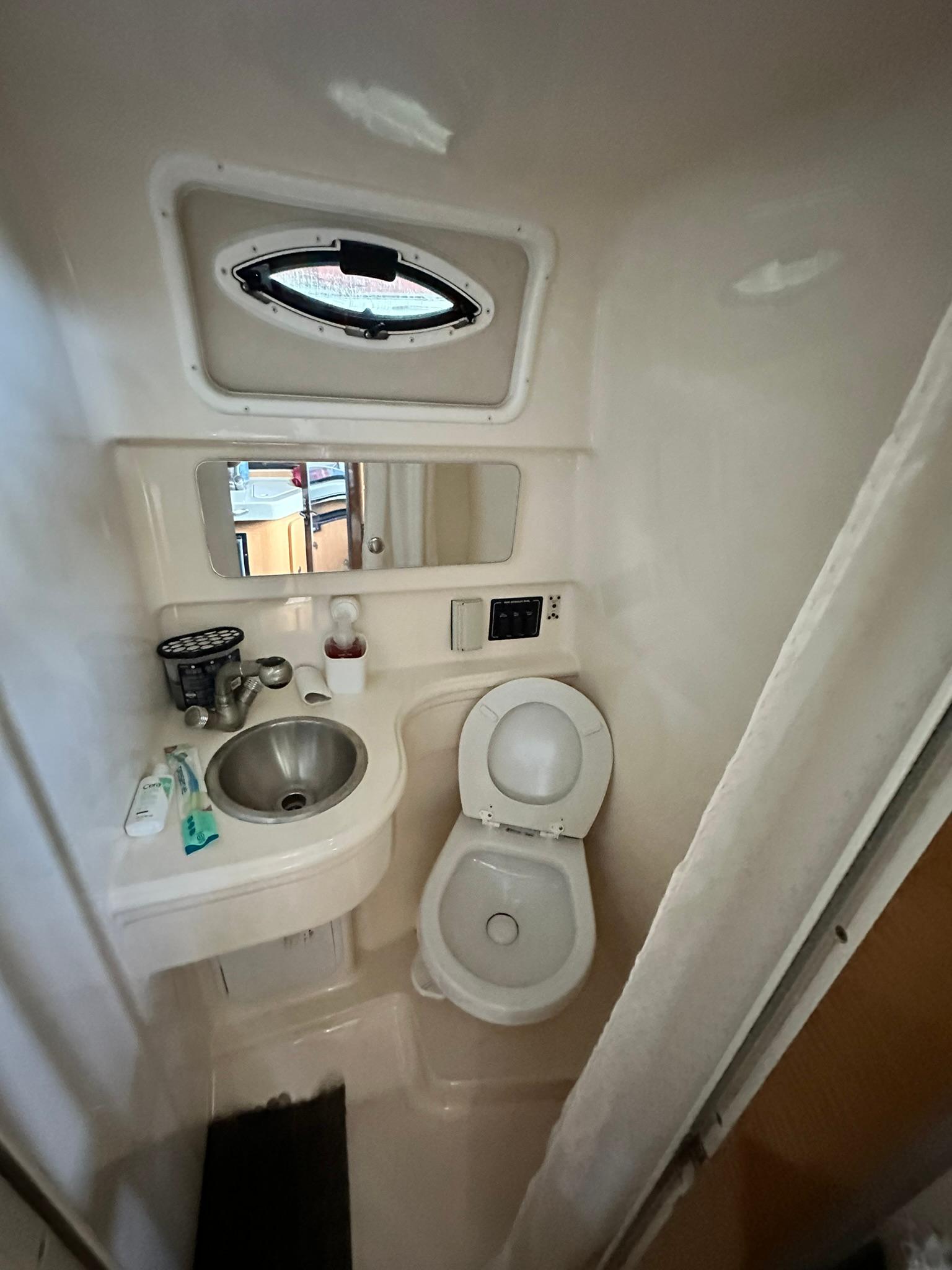 2008 26′ Larson Cabrio 260