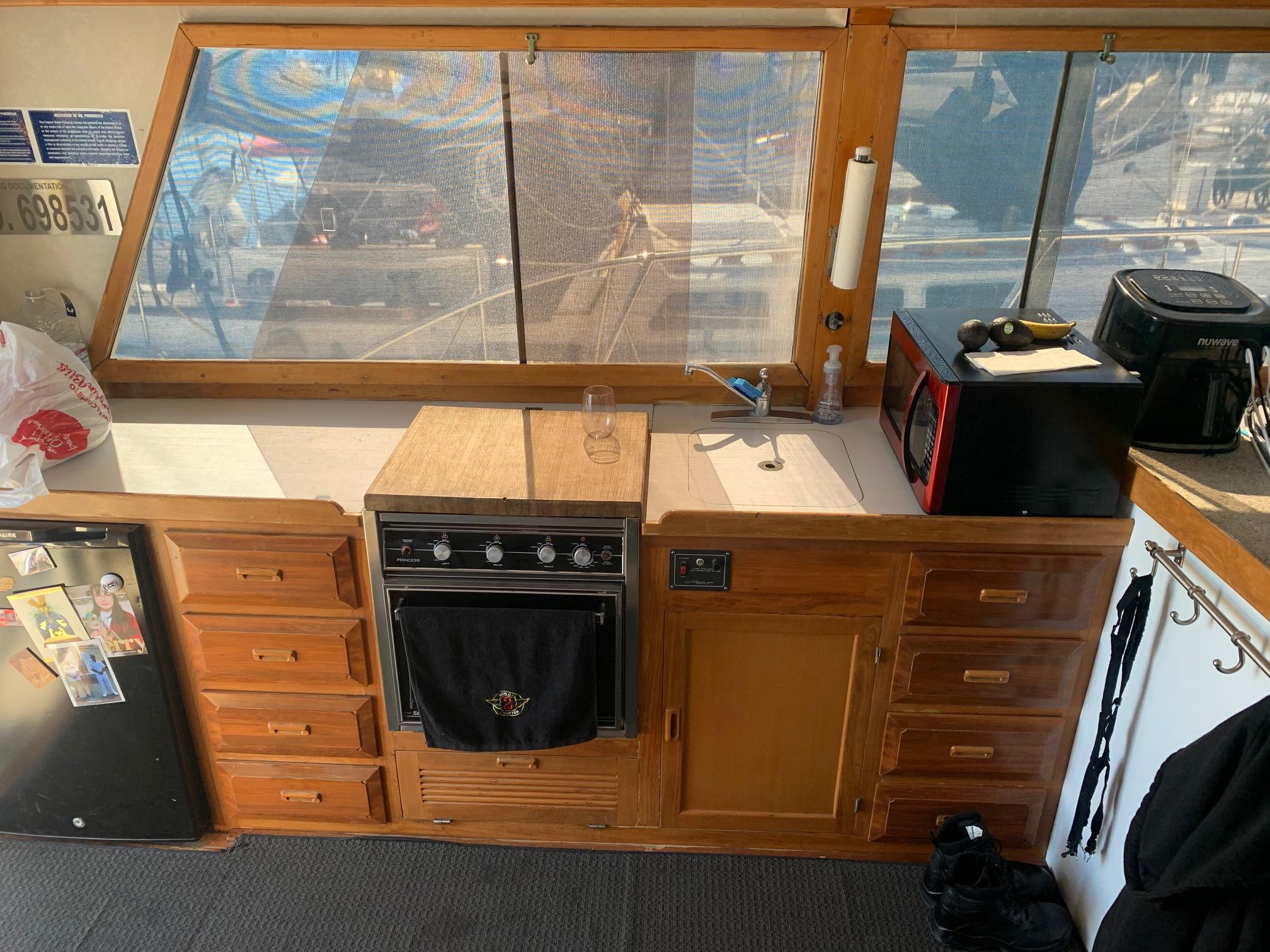 1985 37′ Ventura Sport Fisher